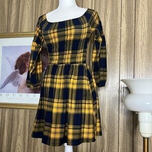 205 COLLINS WOMANS DRESS SIZE MEDIUM STRETCHY YELLOW AND NAVY BLUE